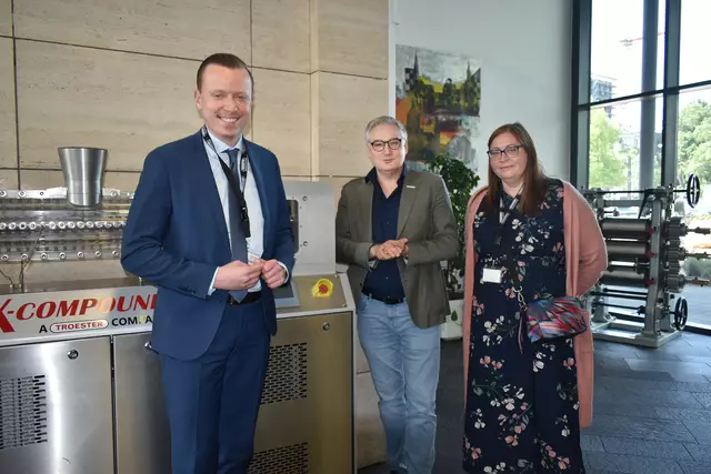 MdB Adis Ahmetovic (l.) besuchte die Troester Werke