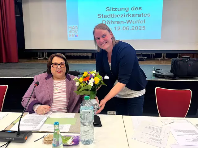 Bezirksbürgermeisterin Antje Kellner (l.) begrüßt die neue Bezirksratsbetreuerin Annina Janz.