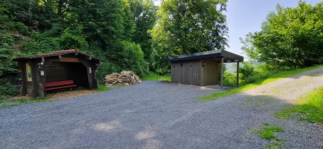 Schutzhütte und Toilettenanlage auf Burg Hatzfeld