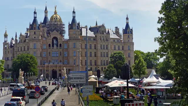 Ein vielfältiges Programm bietet das historische Schlossfest in Schwerin. Foto: Helmut Kuzina