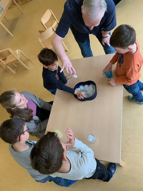 Foto: Forschen macht neugierig: Kinder arbeiteten unter fachkundiger Anleitung des Chemikers Carsten Möller. (Foto: Kindertagesstätte Nordendorf)