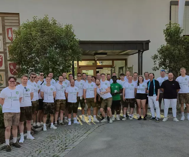 So sehen Sieger aus – die erste Mannschaft des TSV Zusmarshausen beendet die Saison als Meister und feiert den Aufstieg. | Foto: Markt Zusmarshausen