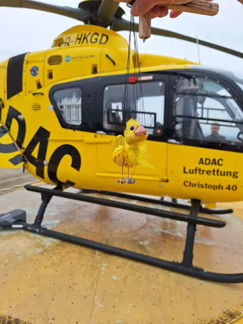 Christoph 40 und der Kanarienvogel passen auch farblich gut zueinander. | Foto: Augsburger Puppentheatermuseum