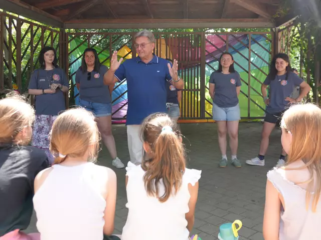 Reinhold Dempf, Zweiter Bürgermeister, begrüßte Kinder, Eltern und Betreuer und fragte, was die Kinder in der Woche mit dem Spielmobile erlebt haben. | Foto: Kai Schwarz / Stadt Gersthofen