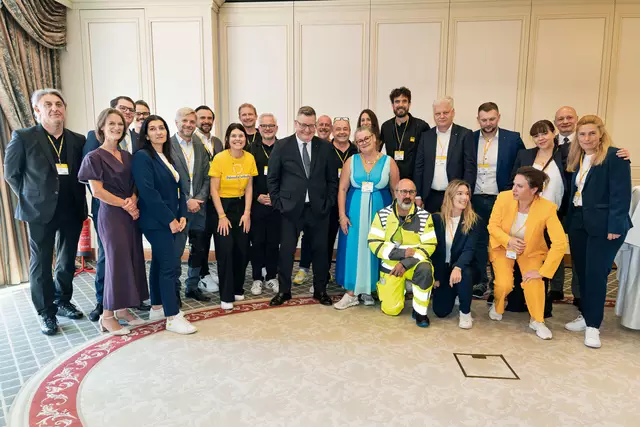 Zwei ADAC Mitarbeiter aus Landsberg am Lech mit dem wiedergewählten ADAC Präsident Chris-tian Reinicke (Bildmitte): als Vierter von links Stefan Grabmaier und als Neunter von links Chris-toph Pauly.  | Foto: ADAC/Stefan Zeitz