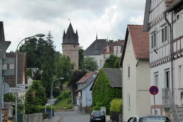 Blick aus der Schulstraße zum Diebsturm.