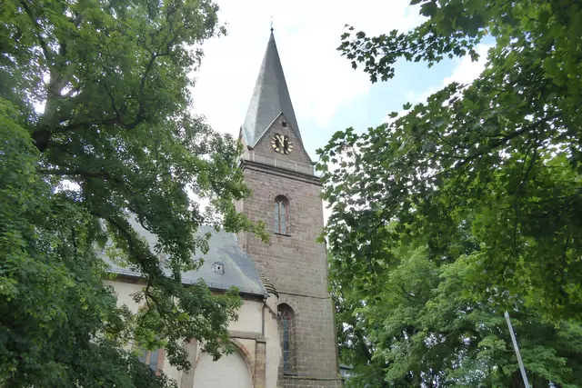 Der Turm der evangelischen Stiftskirche auf dem Klosterberg. Die Kirche ist seit 1528 die Stadtkirche St. Maria.