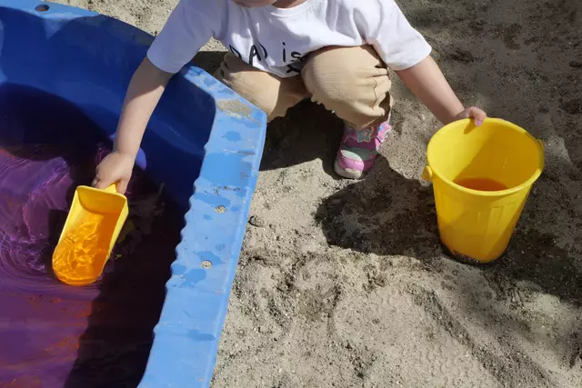 Wasser schöpfen und schütten - eine wichtige Fähigkeit für den Lebensalltag  | Foto: Kinderhaus
