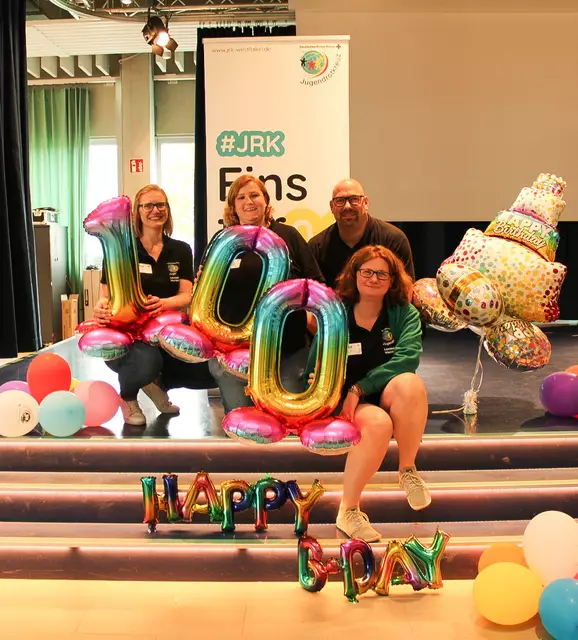 (von links) JRK-Landesleiterin Andrea Büscher und ihre Stellvertretungen Nancy Thielscher, Jörg van der Groef und Alessa Held feierten mit den Delegierten nicht nur den 100jährigen Geburtstag des Deutschen Jugendrotkreuzes, sondern blickten auch in die Zukunft. | Foto: JRK Westfalen-Lippe