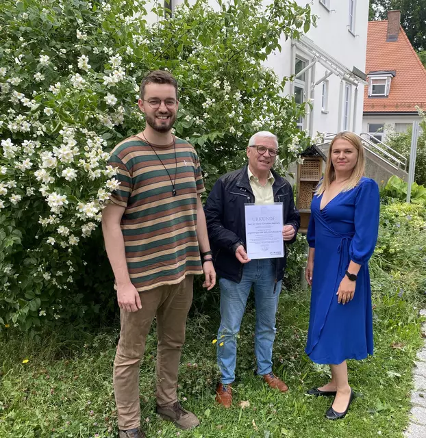 Max Delle (links) und Andrea Hofmann (rechts) begrüßen Dr. Hans-Christian Niemetz als Naturschutzwächter.  | Foto: Benjamin Sigmund/Landratsamt Günzburg 