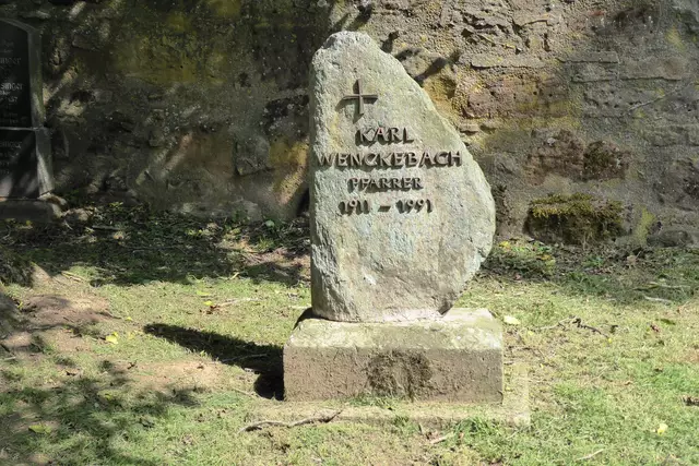 Grabmal für den früheren Pfarrer Karl Wenckebach am Alten Friedhof von Wetter. Geboren wurde er am 17.05.1911 in Marburg. Seit dem 01.09.1953 war er Pfarrer in Wetter und hat 1966 das Buch „Zur Geschichte der Stadt, des Stifts und der Kirche zu Wetter in Hessen“ veröffentlicht, das 1987 in zweiter Auflage erschien.