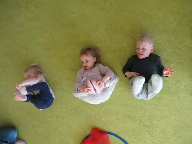 Rumkugeln - die Beweglichkeit beim Kinderyoga herauskitzeln  | Foto: Kinderhaus