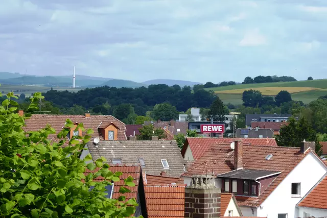 Blick vom Klosterberg nach Norden in Richtung Battenberg (Eder). Im Bild ist im mittleren Drittel auf der linken Seite ein erstes Teil der entstehenden Windkraftanlage zu sehen. Im Windpark Niederasphe werden insgesamt fünf Windräder gebaut.