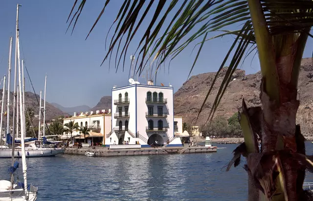 Der Klassiker: Vordergrund macht Bild gesund. Wenn man durch etwas hindurch oder an etwas vorbei blickt - wie hier einerseits die Masten dre Boote und auf der anderen Seite die Palme . wird der blick des Betrachters automatisch auf unser Motiv gelenkt.