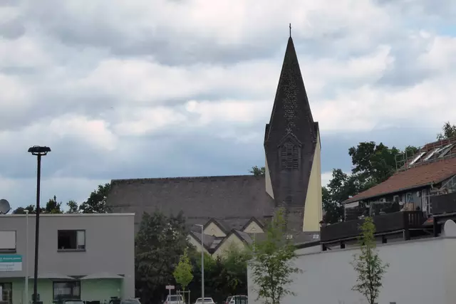 Blick von der Wetschaft auf die katholische Kirche St. Bonifatius.