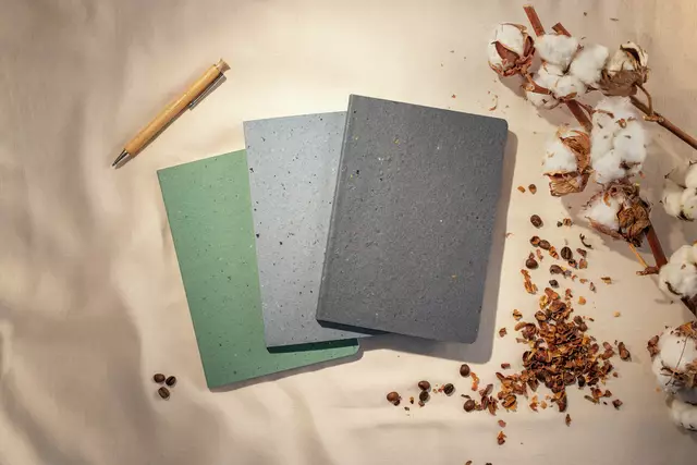 Nachhaltige Produktentwicklung bei Sigel: das Notizbuch Re-Up besteht aus Kaffebohnenschalen und Resten aus der Baumwollproduktion.