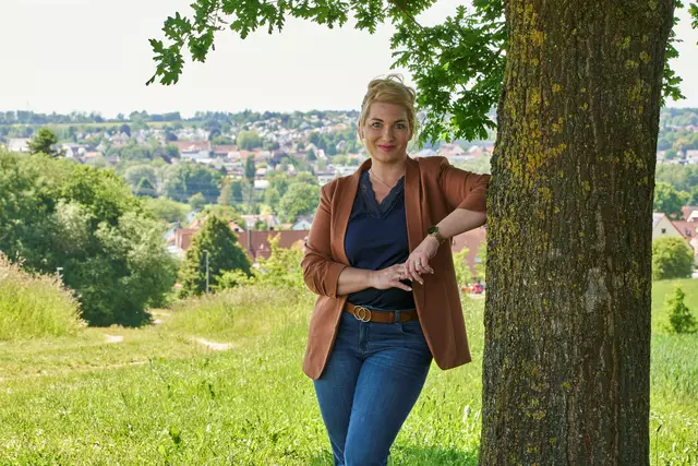 Die 45-Jährige liebt ihr "Städtle" und all seine Stadtteile, wie hier bei einer Radtour in der Nähe der Napoleonstanne mit Blick über Wertingen. | Foto: Verena Beese