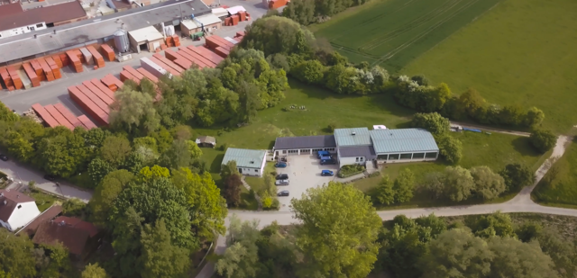 Das alte Wasserwerk aus 1970, im Hintergrund die Ziegelei Schlagmann