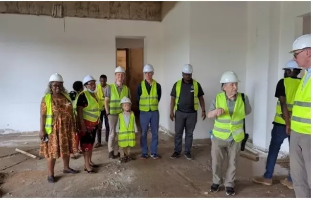Das KCMC wird mit Unterstützung der deutschen Bundesregierung als neues zentrales Gebäude das Center of Excellence erhalten (ca. 2 Mio Eur). Der Bau wird von einem chinesischen Unternehmer mit afrikanischen Arbeitern erstellt. Wir besichtigen die Baustelle. | Foto: Bernhard Maisch