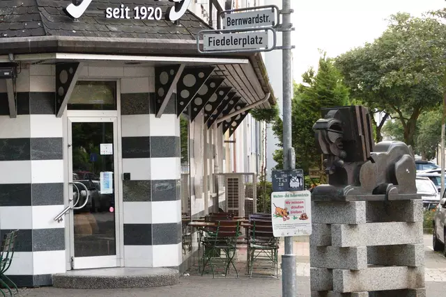 Ausgerechnet vor diesem Geschäft weißt ein Schild darauf hin, dass das Mitführen von Hunden auf Wochen - und Bauernmärkten (selbst an der "frischen Luft") nicht erlaubt ist.