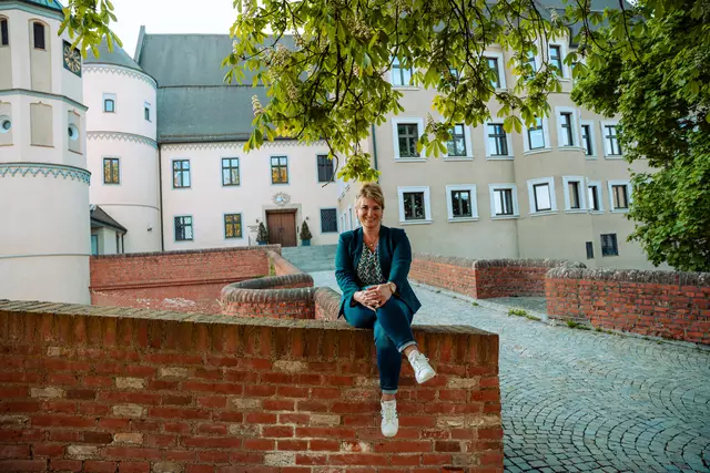 Verena Beese vor "ihrem" Schloss, dem Wertinger Rathaus, wo sie seit über neun Jahren nicht nur einem Beruf, sondern ihrer Berufung nachgeht. | Foto: Verena Beese