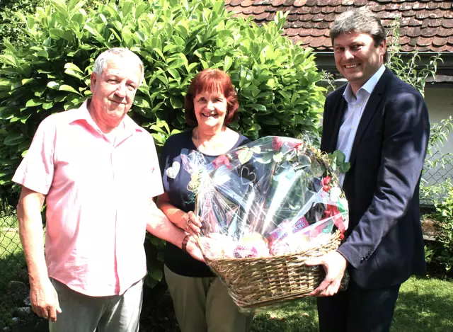 Zum Gratulantenkreis bei der goldenen Hochzeit von Hermann (links) und Pauline Kilzer (Bildmitte) gehörte auch Meitingens Bürgermeister Michael Higl (rechts), der die Glückwünsche der Marktgemeinde überbrachte. | Foto: Peter Heider