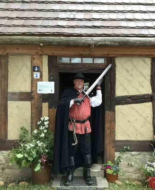 Anton Stehle macht als Scharfrichter Niklas Hörmann (*1766 bis +1810) im "Schmucken Schwabenstädtchen" Wertingen Führungen in seiner Kleidung als Scharfrichter und erzählt über grausame Verbrechen im 19. und 20. Jahrhundert deren Täter, deren Verurteilungen und Hinrichtungen. Hier steht der Wertinger Anton Stehle vor dem Scharfrichterhaus in Luga im Landkreis Bautzen. | Foto: Stehle