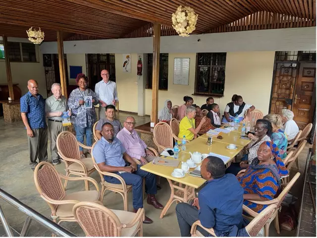 Am Nachmittag besuchen wir das reguläre Meeting des RC Moshi im Grand Hotel. Dort werden die Wimpel ausgetauscht und die Agenda bei Ingwer Tee abgearbeitet. An dem Meeting nehmen 9 Frauen 8 männliche Rotarier, sowie HaraldRenz und Bernhard Maisch teil. | Foto: Bernhard Maisch