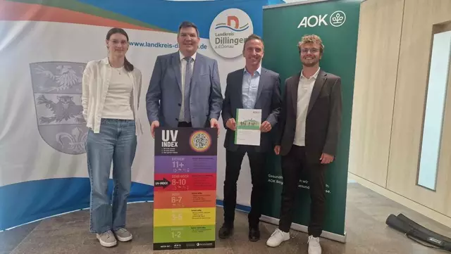 AOK übergibt Gesundheitsbericht und UV-Index-Tafel an Landrat Markus Müller – v. l. Carolin Rolle, Gesundheitsregion plus, Landrat Markus Müller, Bernd Mayer, Direktor der AOK Günzburg, und Stefan Pertler, Teamleiter (Marketing) bei der AOK Günzburg | Foto: AOK Bayern Direktion GZ