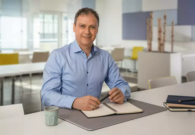 Durch das Schreiben mit der Hand bleiben bei Daniel Petrasch Notizen deutlich länger im Kopf. Er nutzt dafür die Business-Notizbücher Conceptum von Sigel.