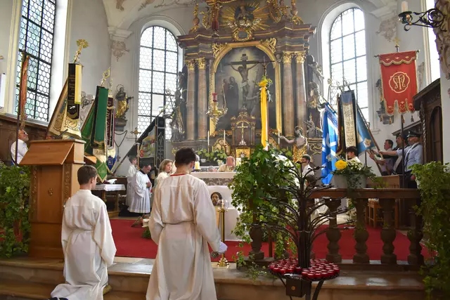 Mit einem feierlichen Gottesdienst begingen die Pfarrgemeinde und die Marianische Kongregation das Pfarrfest sowie das 150. Jubiläum. Hauptzelebrant war Weihbischof Florian Wörner, Konzelebranten Präses Dr. MIchael Menzinger und Pfarrer Jan Forma sowie Diakon Bernhard. | Foto: Arthur Mayr