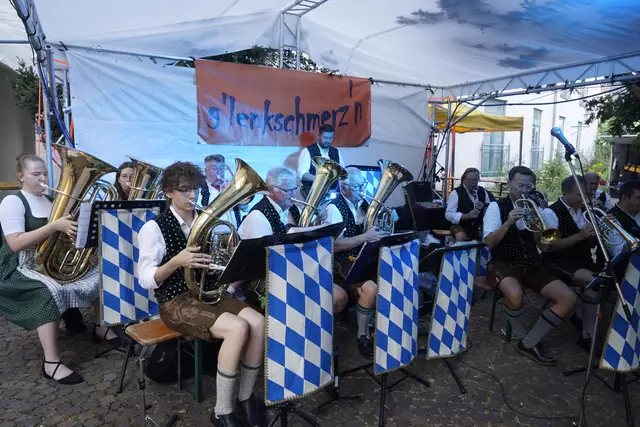 Blasmusik mit den Rohrenfelser Musikanten ist beim Oberen Tor zu hören.