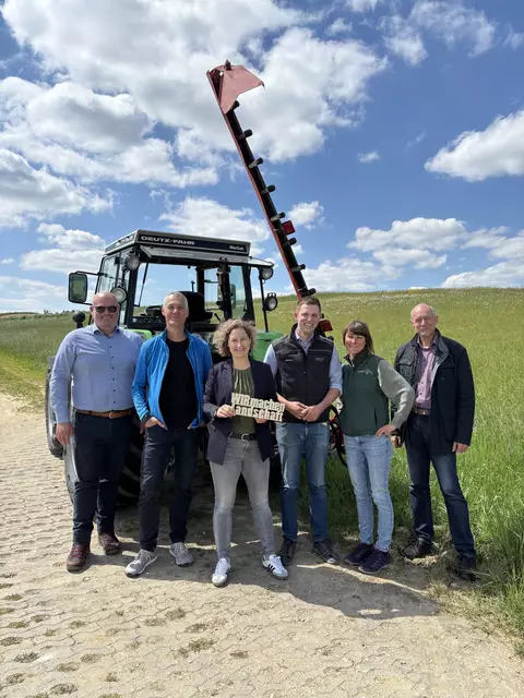 v.l.n.r.: Xaver Ziegler, 1. Vorstand des LPV Aichach-Friedberg und Bürgermeister der Gemeinde Hollenbach; Nicolas Liebig, Landessprecher Deutscher Verband für Landschaftspflege (DVL); Marina Jakob, MdL; Landwirt Markus Gschossmann; Christina Niegl, Stellvertretende Geschäftsleitung LPV; Georg Wenger, Stellvertretender Leiter der unteren Naturschutzbehörde des Landkreises Aichach-Friedberg | Foto: (c) Elias Braun