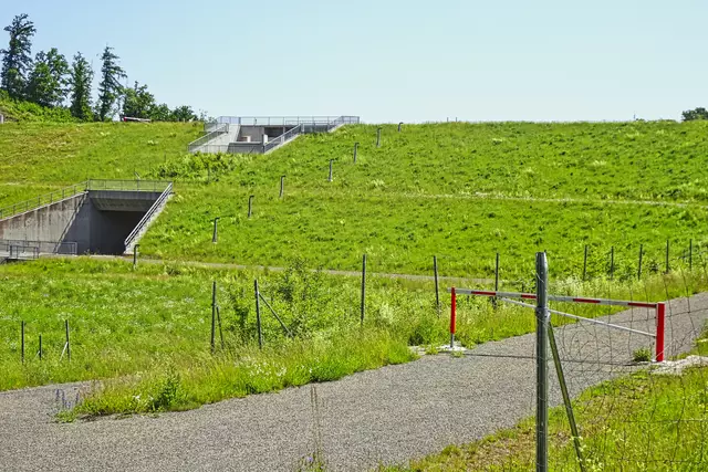 Blick auf das Hochwasserrückhaltebecken Wasserseite