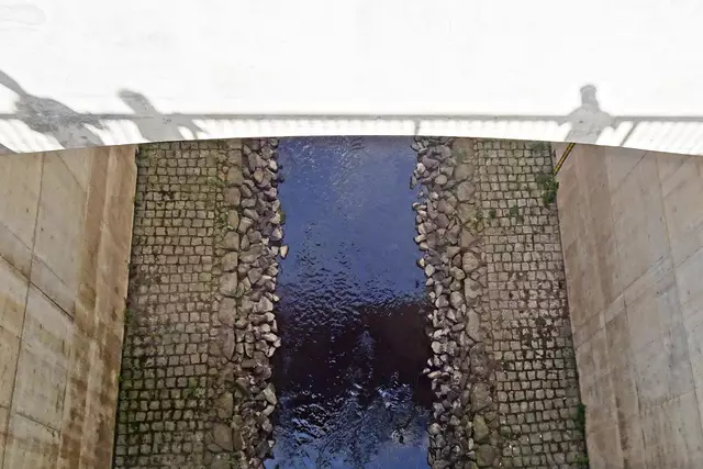 fast ein Rätselbild der Durchfluss der Wipper durch das Hochwasserrückhaltebecken
