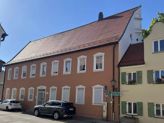 In der heutigen Jesuitengasse steht die 1588 erbaute ehemalige Jesuitenkirche „Unsere Liebe Frau“, die vom Volksmund „Allerseelen-Kirch“, „Seelhaus-Kirch“ und „Aloysl-Kirchl“ genannt wurde. 1875 gab man die Kirche auf, und das Altarbild kam nach St. Jakob. Heute ist die ehemalige Kirche ein Wohnhaus.  | Foto: Steffen Brühl