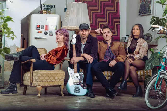 Die Augsburger Newcomerband Lilia May mit ihrem psychedelisch angehauchten Alternative-Rock rund um Sängerin May spielt auf der Bühne am Milchladen. | Foto: HIlzFotografie