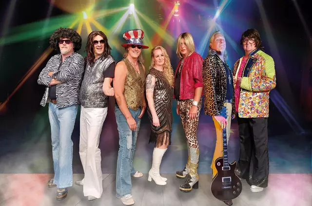 Passend zur Gründungszeit des Stadtfests spielt die 70er Jahre Band Glam Gang am Schlossplatz.