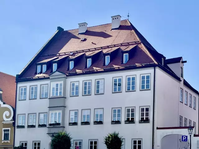 Das ehemalige Hauptgebäude des Jesuitenkollegs stammt im Kern aus dem 17. Jahrhundert. Nachdem die Ansiedlung der Jesuiten in Augsburg gescheitert war, erwarben die Fugger 1587 u.a. dieses Haus, das heute die Stadtverwaltung beherbergt, damit die Jesuiten in Friedberg ein Kolleg eröffnen konnten. Jesuitenkollegien bestanden in der Regel aus dem Wohnhaus der Patres, einer Lateinschule (Gymnasium) mit Internat und einer Kirche. | Foto: Steffen Brühl