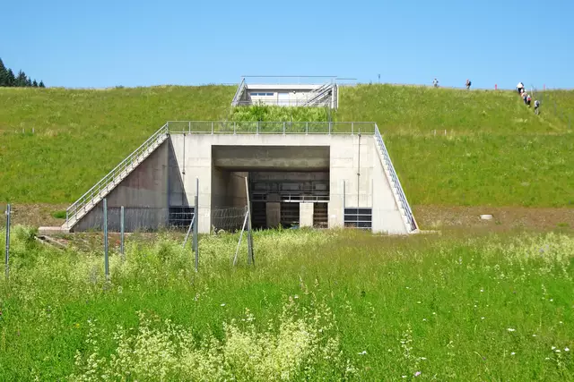 Hochwasserrückhaltebecken mit den beiden Auslässen