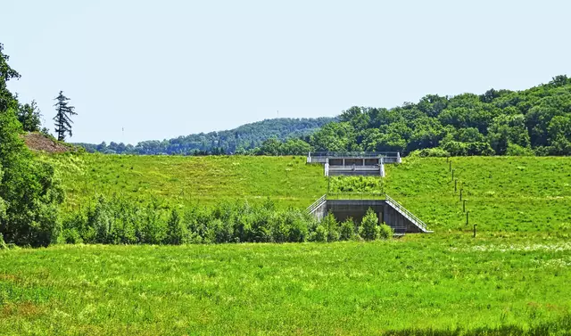 Blick auf das Hochwasserrückhaltebecken (Wasserseite)