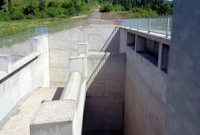 Blick in die Überlaufkammern des Hochwasserrückhaltebeckens,(Dammkrone rechts)