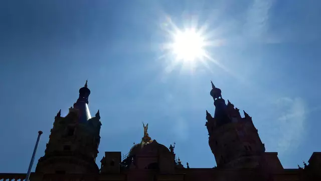 Am Himmel ziehen leichte Schleierwolken über Schwerin hinweg. Aus sehr tiefer Perspektive lässt sich der Sonnenstand über dem Schloss fotografische festhalten. Foto: Helmut Kuzina