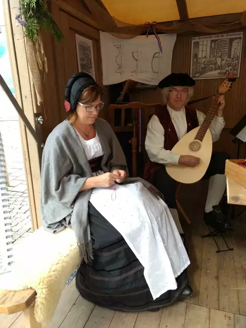 bei der Arbeit: Knopfmacherin, musikalisch begleitet | Foto: Wolfgang Baiter