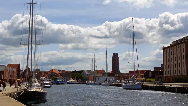 Der Alte Hafen hat seine historische Form kaum geändert, er hat sich mehr und mehr zu einem touristischen Anziehungspunkt entwickelt. Foto: Helmut Kuzina