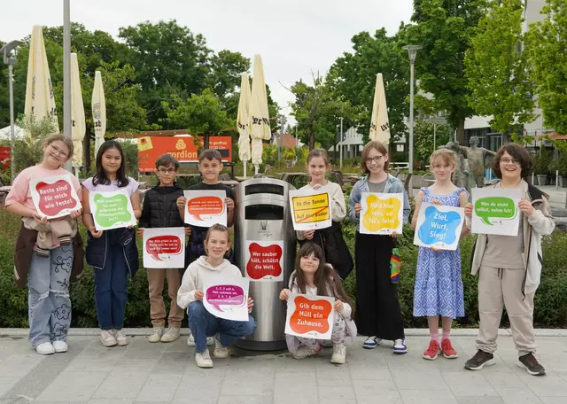 Anfang Juni durften zehn Kinder aus den Königsbrunner Grundschulen und Horten stellvertretend für ihre Klassen und Gruppen unter Mithilfe von Mitarbeitern des städtischen Betriebshofs die ersten Müll-Sprüche aufkleben – eine bleibende Aktion, die im Rahmen der Königsbrunner Umwelttage organisiert wurde.  | Foto: Anke Maresch