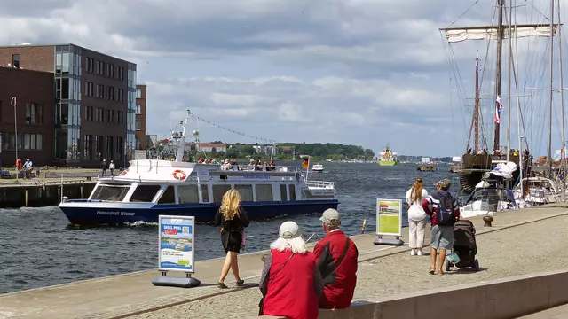 Die Reederei Adler-Schiffe lädt von April bis November zu regelmäßigen Touren auf der MS Hanseat oder der MS Hansestadt Wismar ein. Foto: Helmut Kuzina