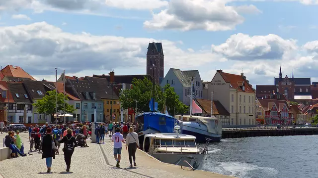 Von der Hafenpromenade gibt es die Aussicht auf das Altstadtpanorama mit dem einsamen Marienkirchturm und auf die wiederaufgebaute Georgenkirche (ganz rechts). Foto: Helmut Kuzina