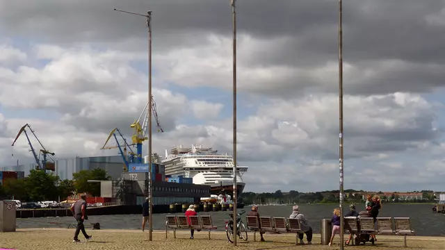 Sichtachse von der Hafenspitze auf das Technologie- und Forschungszentrum (TFZ) am Holzhafen bis zur Werfthalle. Foto: Helmut Kuzina