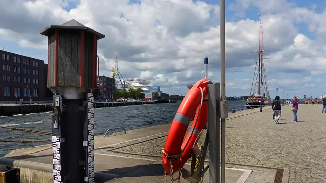 Der Pegelmesser am Alten Hafen zeigt den Wasserstand an. Foto: Helmut Kuzina